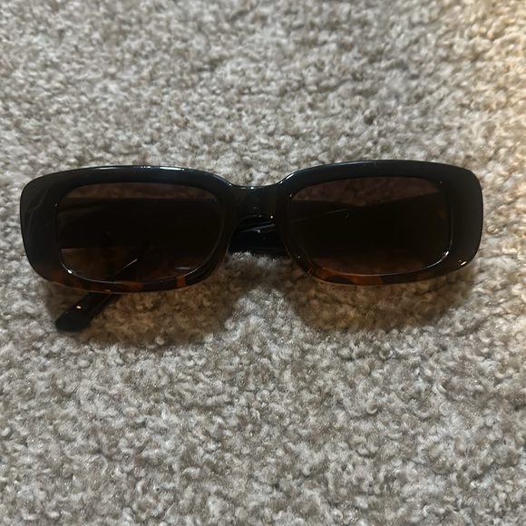 Selling 4 pair of sunglasses - Picture 5 of 8